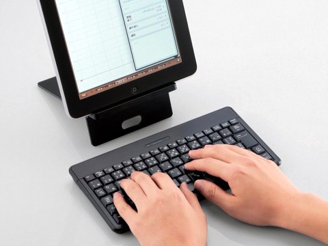 Suporte e teclado Bluetooth (Elecom) para tablets.