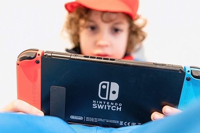 menino jogando no Nintendo Switch