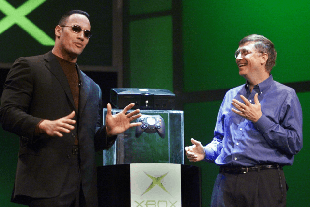 foto de The Rock e Bill Gates apresentando o Xbox em 2001