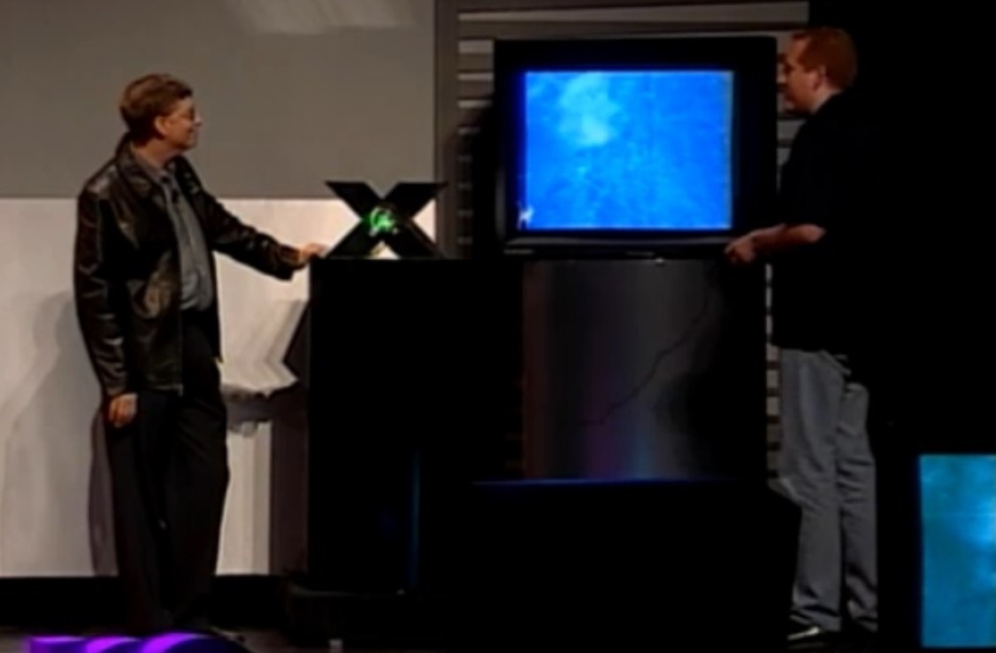foto de Bill Gates apresentando o protótipo do Xbox em 2000