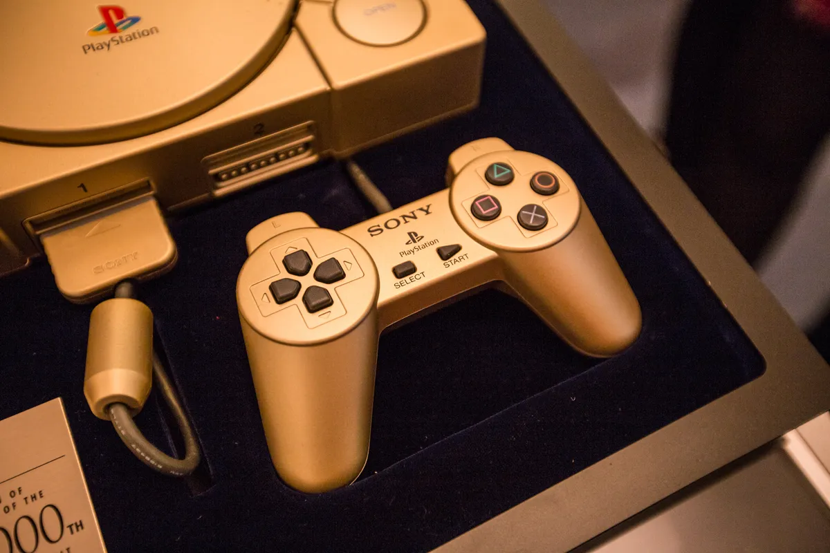 imagem do controle do PS1 dourado