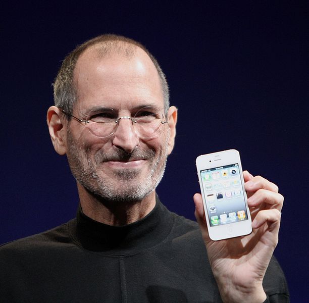 Steve Jobs apresenta o iPhone 4 (Fonte: Wikipedia)