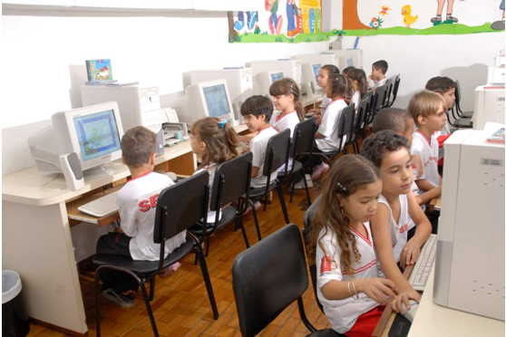 Típico laboratório de informática em escolas de ensino fundamental