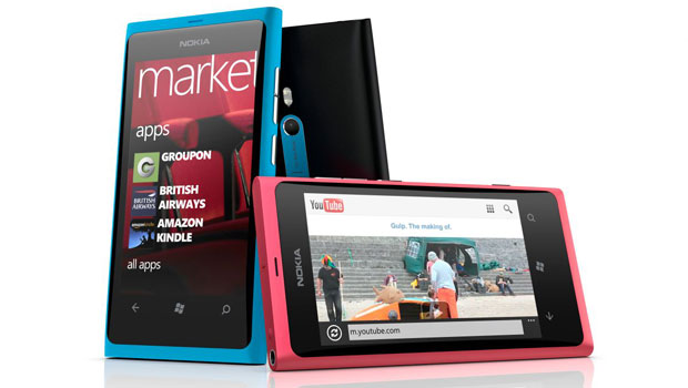 Lumia 800: visual baseado no N9, mas com o Windows Phone por dentro