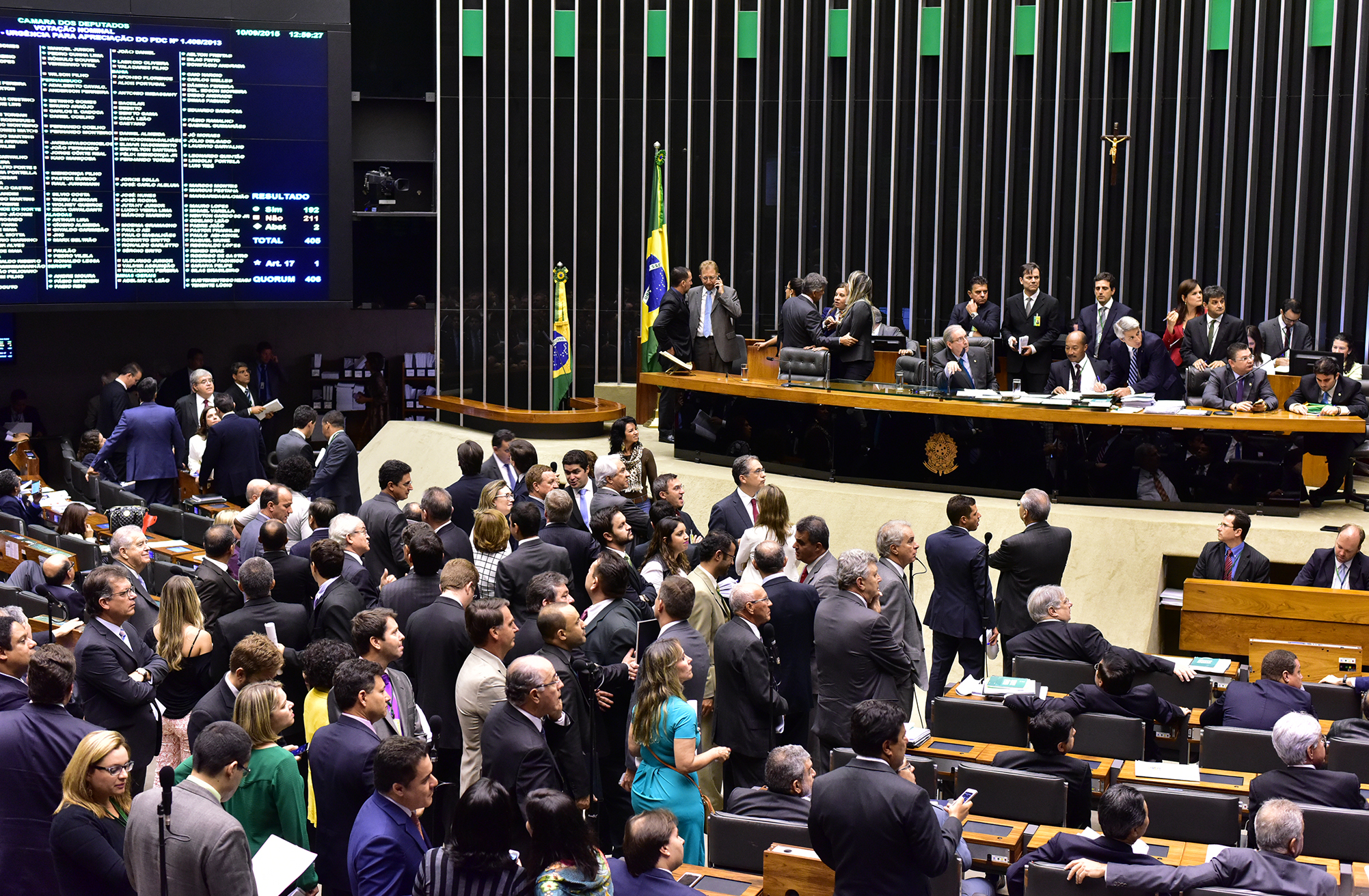 Brasil sendo Brasil: câmara aprova novo imposto que afeta serviços como Spotify e Netflix