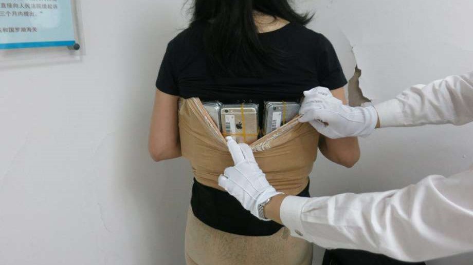 Mulher é presa na China com 102 iPhones amarrados ao corpo