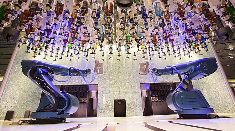 Conheça o maior navio do mundo, que possui robôs que fazem drinks