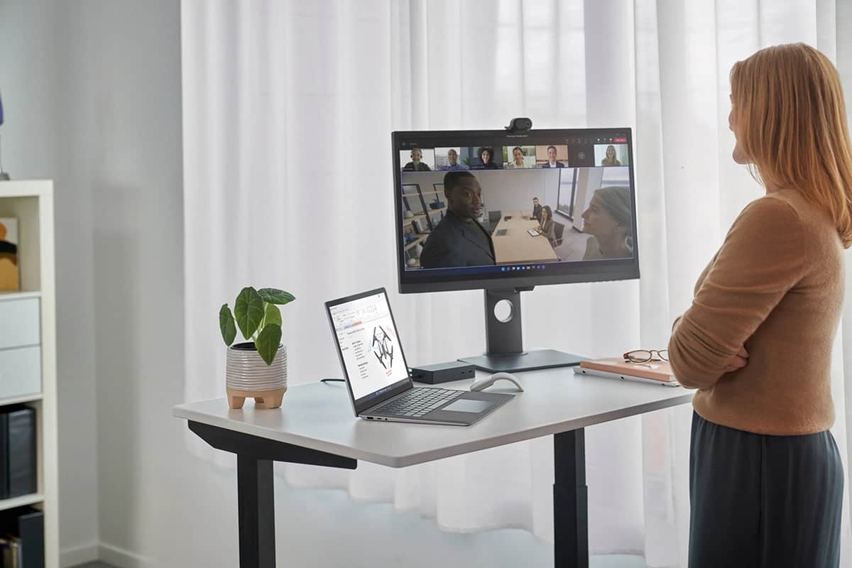 Microsoft lança webcam Surface Hub 2 Smart com inteligência artificial para reuniões