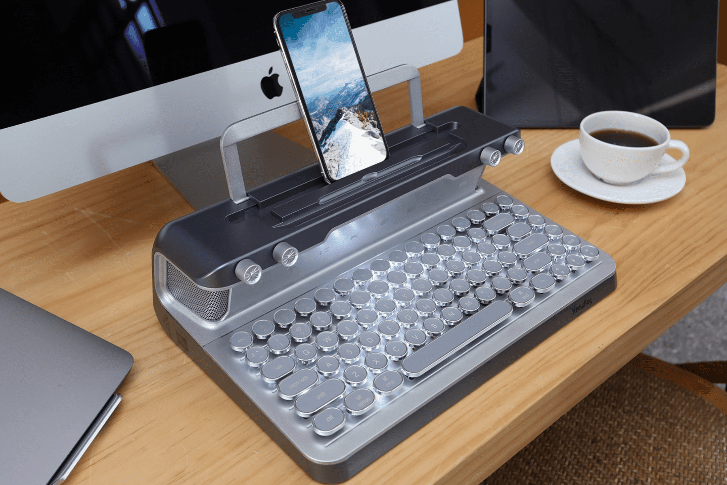 Este é um teclado retrô que parece uma máquina de escrever e tem caixa de som JBL embutida