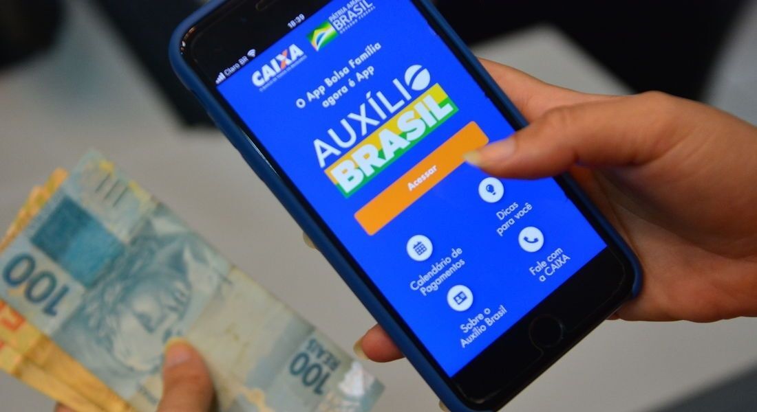 Cuidado: Golpe do Auxílio Brasil, repassado por WhatsApp, promete R$ 2,500