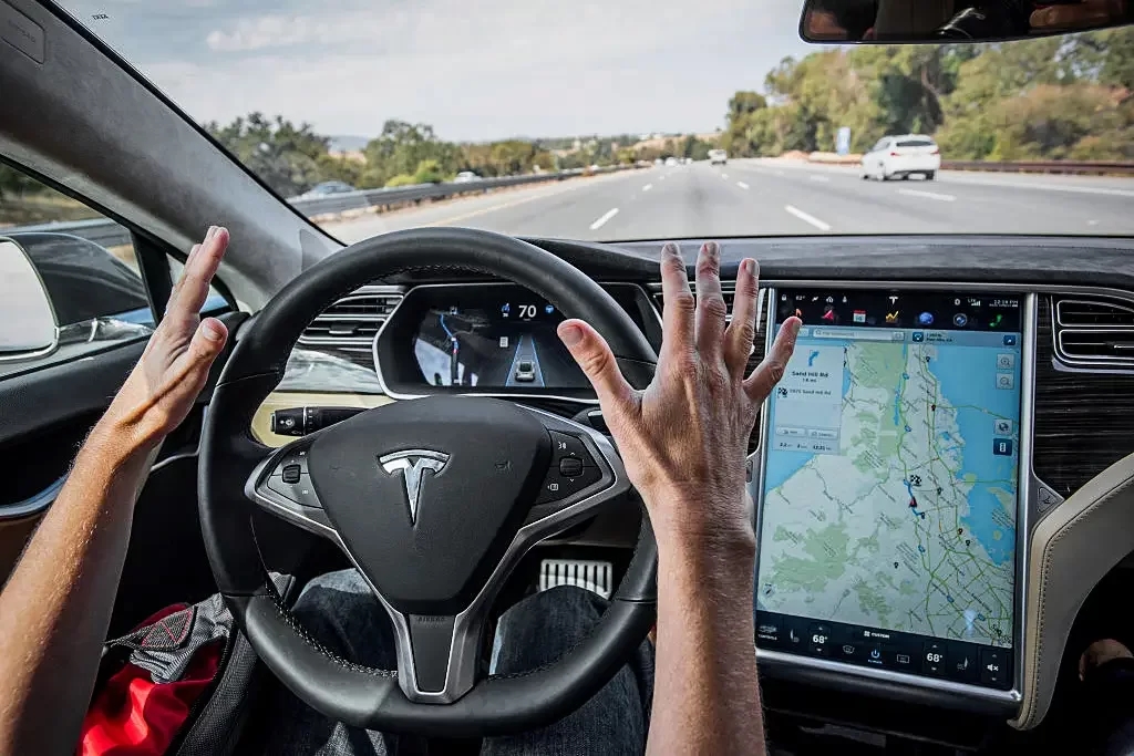 Tesla é acusada de mentir sobre o desempenho do piloto automático