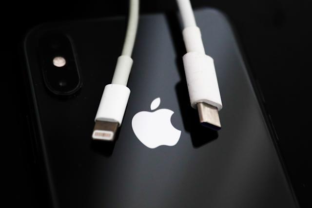 iPhone com cabo USB-C