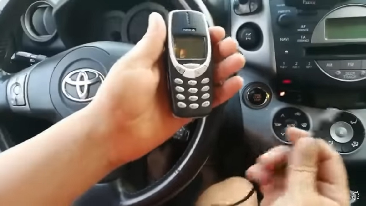 Criminosos usam celular antigo da Nokia e caixa da JBL para roubar carros