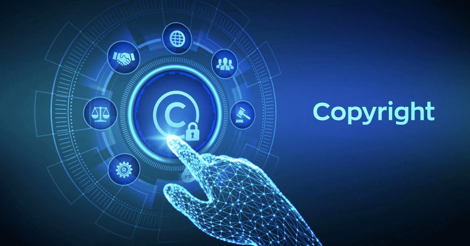 Mão digital tocando um ícone de copyright (©) com cadeado, cercado por ícones de justiça, globo, aperto de mãos, pessoas e martelo, sobre fundo azul