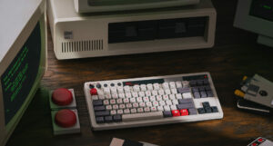 8BitDo lança teclado mecânico com design retrô, inspirado no Nintendinho