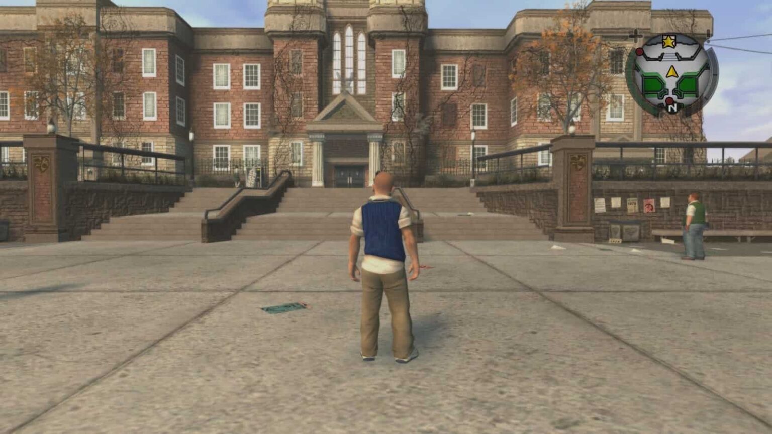 Captura de tela de Bully mostrando o protagonista de costas diante da fachada de um prédio escolar de tijolos, com escadaria e minimapa no canto superior direi…