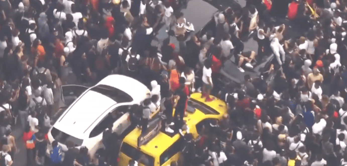 Caos em Nova York: Influenciador promete sortear Playstation 5, gera tumulto na rua e acaba preso