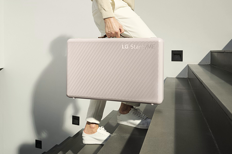LG lança uma Smart TV que é transportada dentro de uma maleta