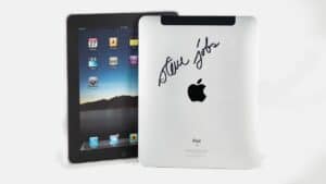 iPad autografado por Steve Jobs vai a leilão e lances prévios já ultrapassam R$ 60 mil