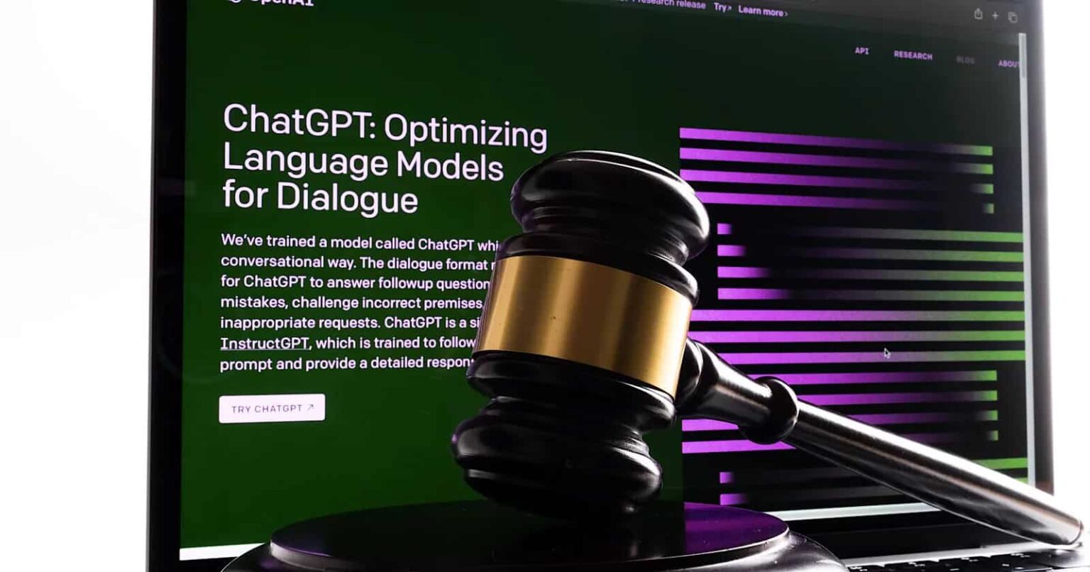 Martelo de juiz sobre base dourada em frente a um laptop exibindo a página do ChatGPT da OpenAI, em referência ao processo judicial