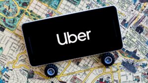 Justiça multa Uber em R$ 1 bilhão e obriga empresa a assinar carteira de motoristas registrados na plataforma