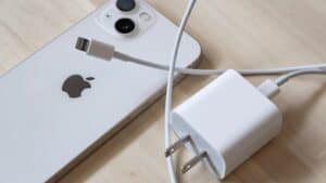 Justiça anula a multa de R$ 100 milhões da Apple pela venda de iPhones sem carregadores