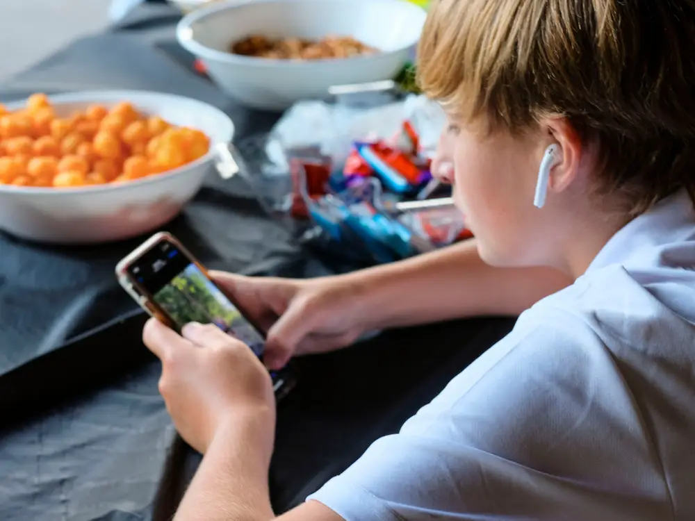 Estudo aponta que adolescentes recebem mais de 230 notificações por dia; veja outros dados preocupantes 1 Uso de smartphone por adolescentes