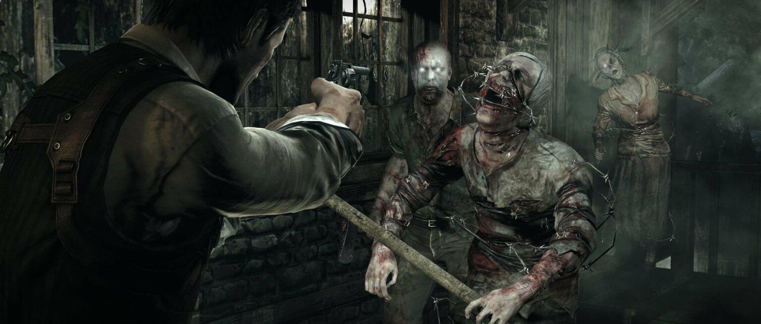 Personagem de costas aponta arma para criaturas ensanguentadas com arame farpado em um corredor sombrio de casa antiga, cena de jogo de terror