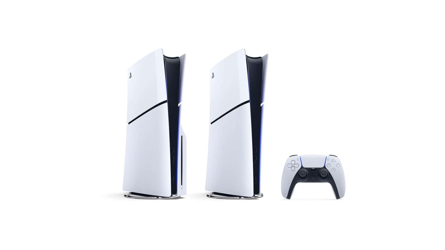 Dois consoles PlayStation 5 Slim na vertical, em branco e preto, ao lado de um controle DualSense branco sobre fundo claro