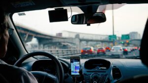 Projeto de Lei pode obrigar Uber, 99 e táxis a darem corrida de graça; entenda as condições