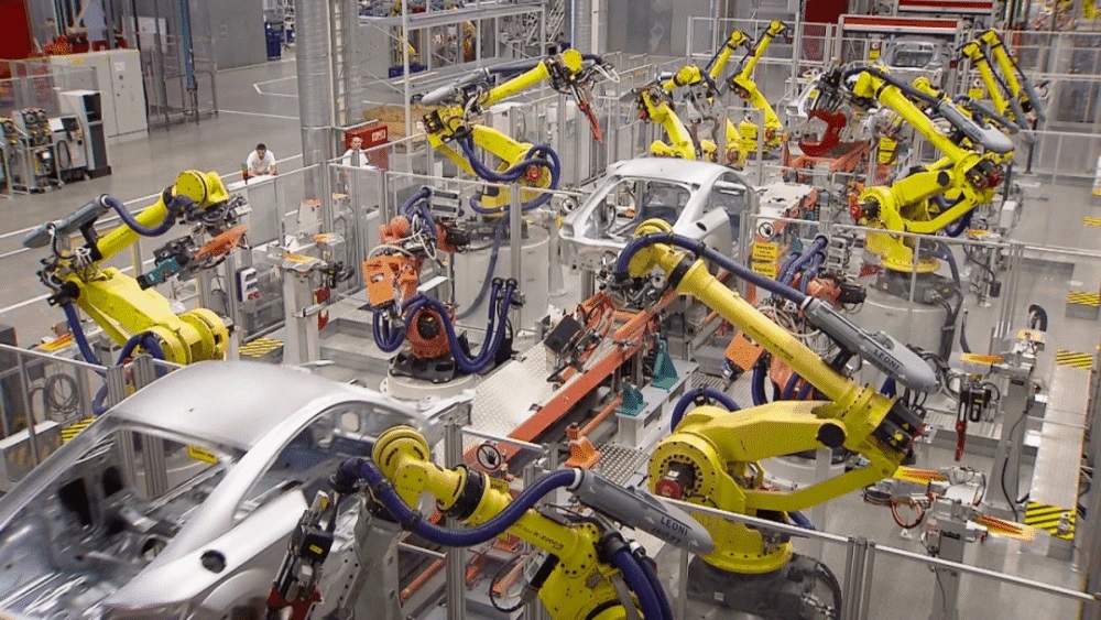 Robô da Tesla sai do controle e ataca engenheiro em fábrica, revela relatório