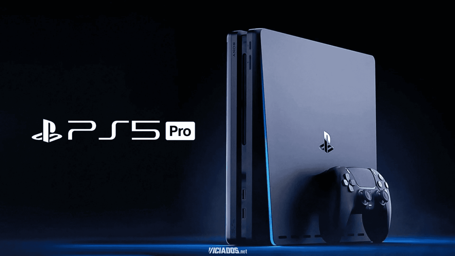 Console PlayStation 5 Pro preto ao lado do controle DualSense sobre fundo escuro com iluminação azul, com o logotipo PS5 Pro à esquerda