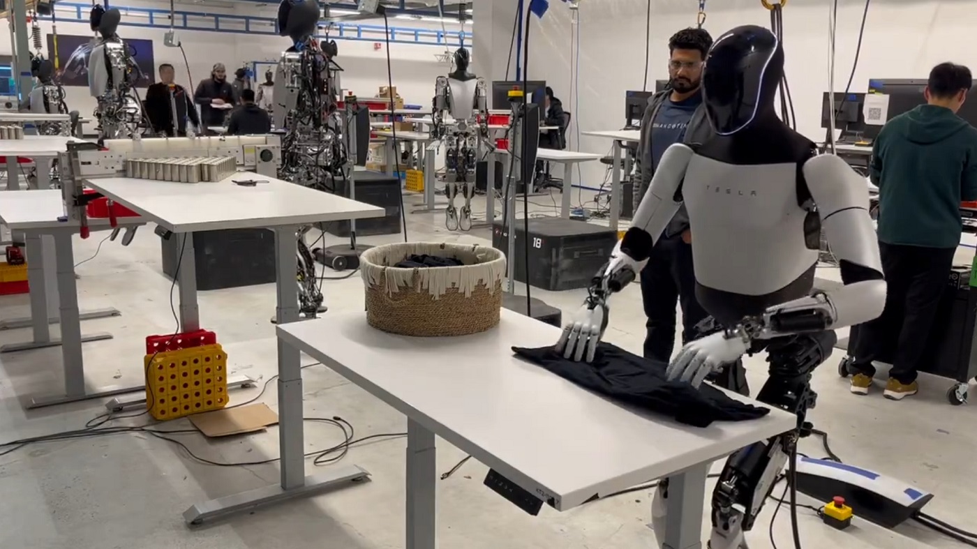 Robô da Tesla aparece dobrando roupas; confira