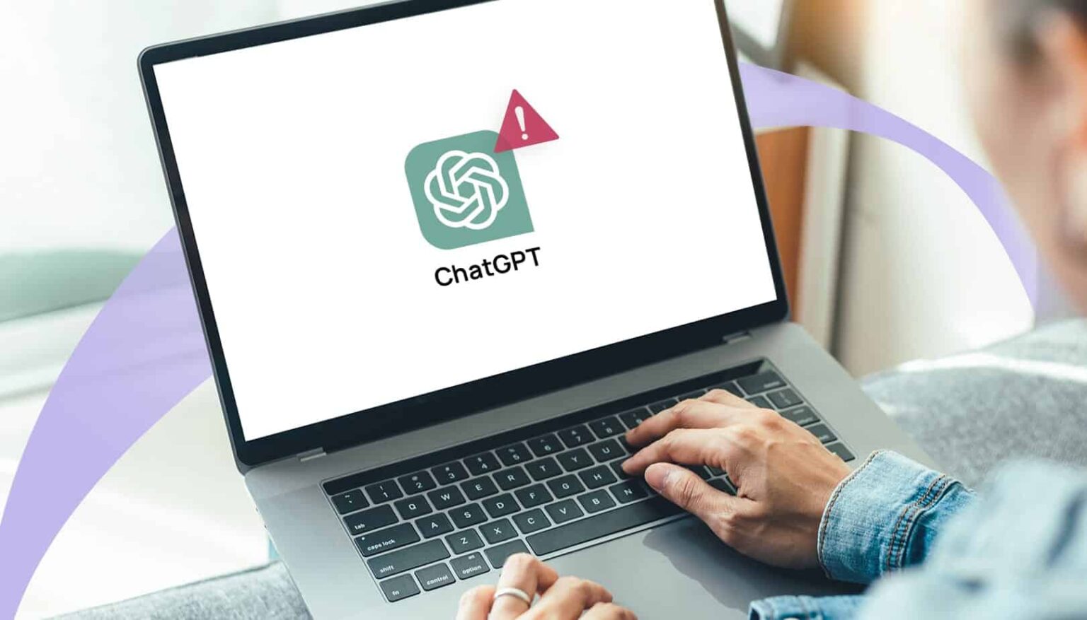 Pessoa digitando em notebook com o logo do ChatGPT na tela e um ícone de alerta vermelho ao lado