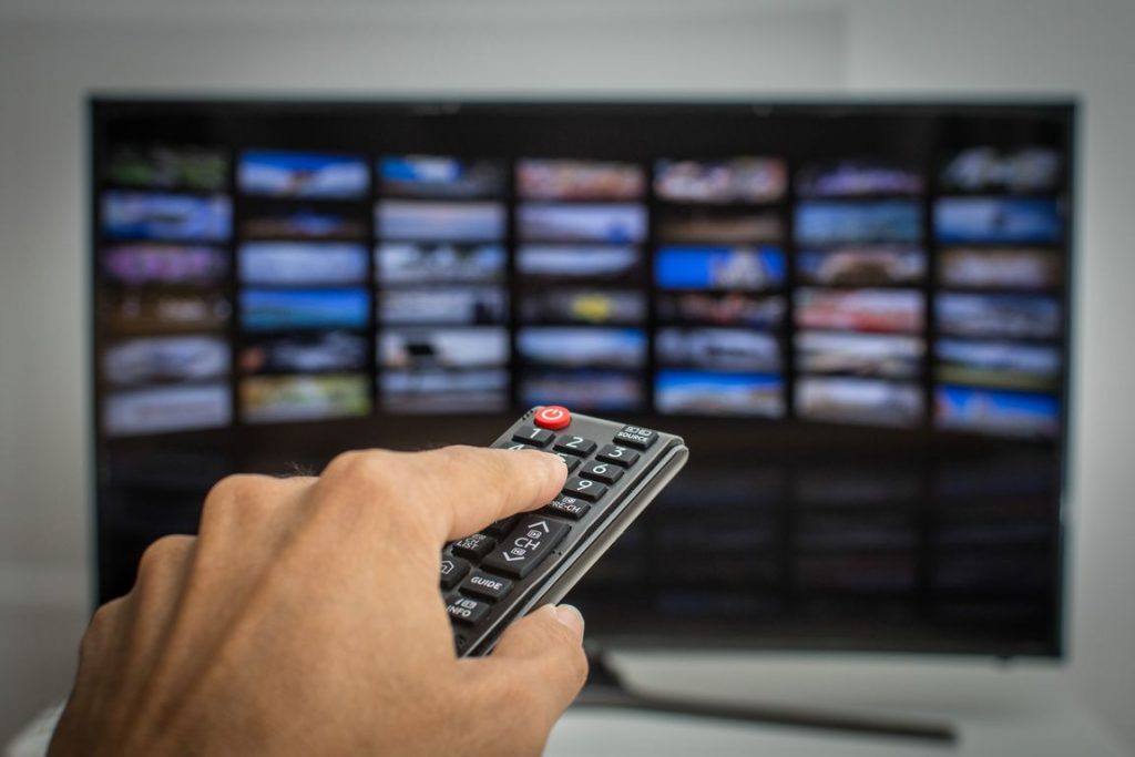 58% dos usuários acessaram internet por uma TV no Brasil em 2023