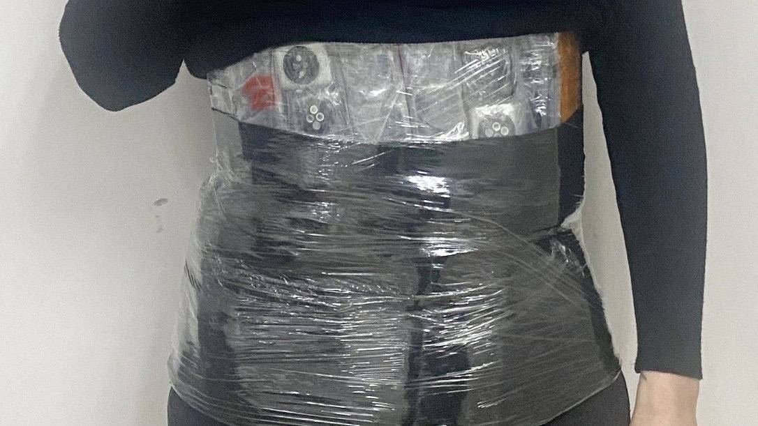 Contrabando: mulher é presa com mais de 60 aparelhos da Apple enrolados ao corpo 1 20240219 Facebook Chinapress 77 fn240218ping01 115909