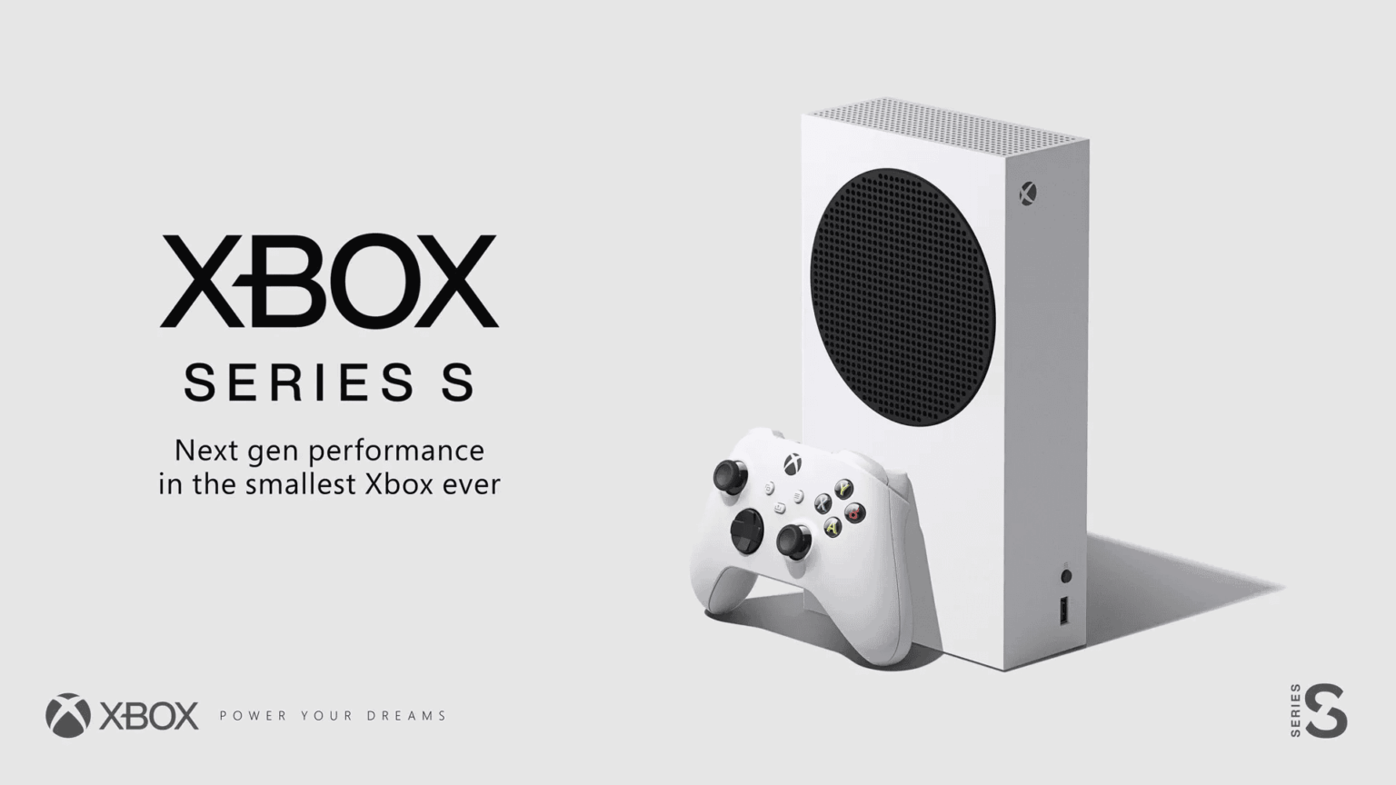 Console Xbox Series S branco em pé ao lado do controle, com o logotipo Xbox Series S e o texto "Next gen performance in the smallest Xbox ever