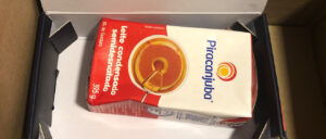 Mulher compra iPhone 12 na Amazon e recebe caixa de leite condensado