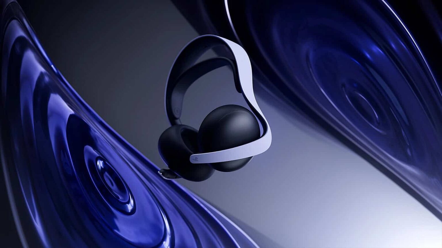 Headset gamer Pulse Elite da Sony, preto com faixa branca, em destaque sobre superfícies azuis metálicas e curvas