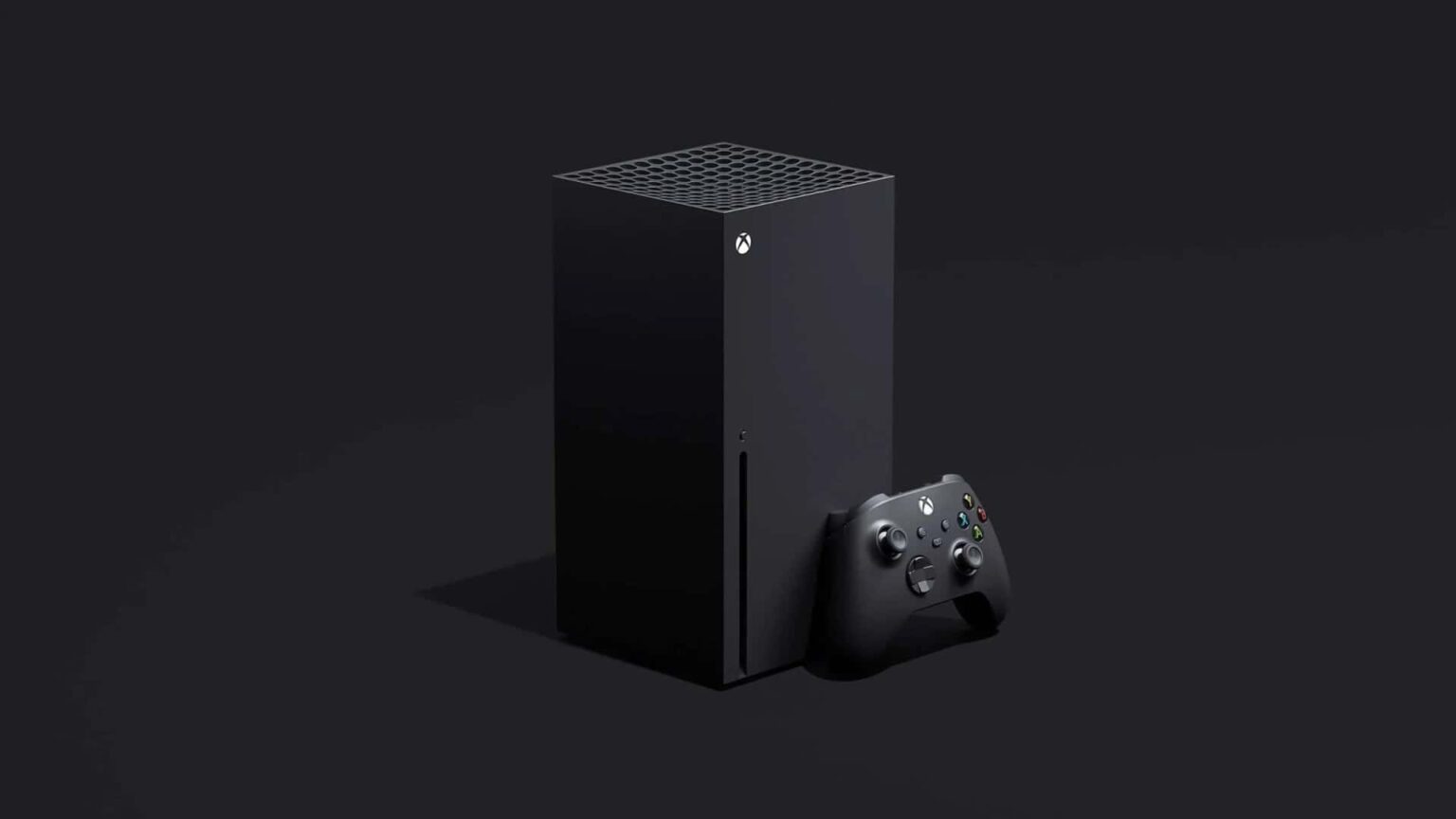 Console Xbox Series X preto em vertical ao lado de um controle, sobre fundo escuro