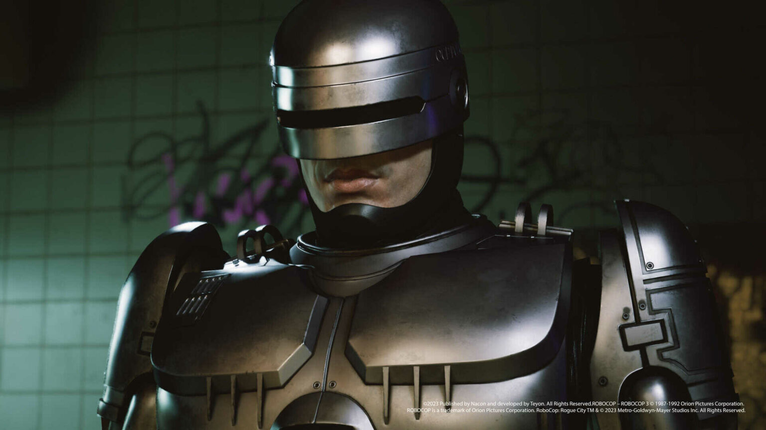 Personagem em armadura metálica de RoboCop com visor escuro, em cenário urbano com grafite na parede, em cena do jogo RoboCop: Rogue City