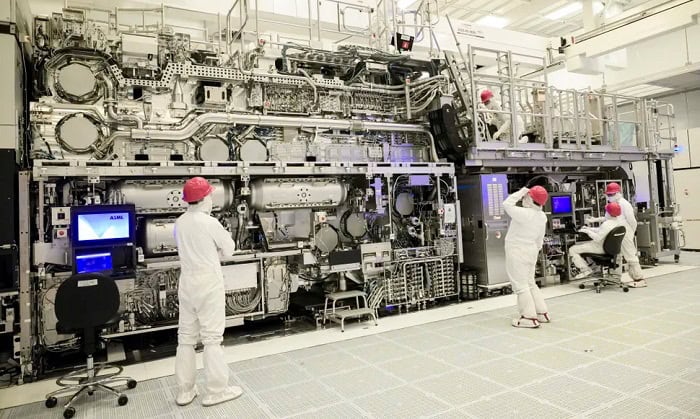 Intel tem a primeira máquina para fabricar chips com menos de 2 nanômetros 1 Maquina Twinscan Exe: 5000 EUV High NA montada na Intel