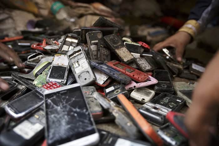 imagem de lixo eletrônico com smartphones quebrados