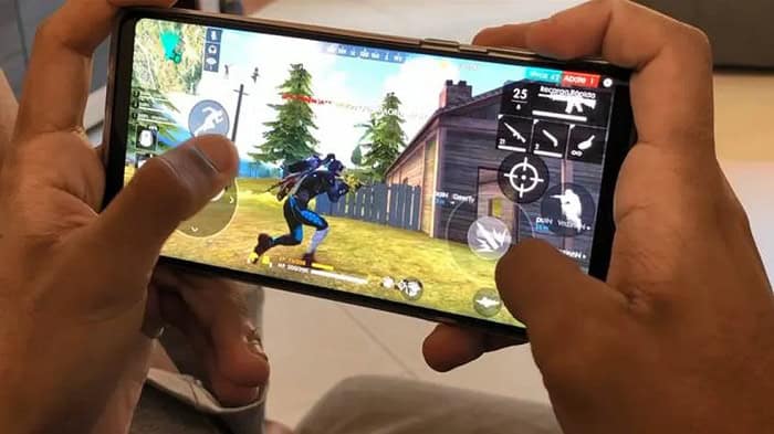 Pesquisa revela que jovens estão trocando os consoles por dispositivos portáteis 2 portáteis vs consoles - pessoa jogando no smartphone