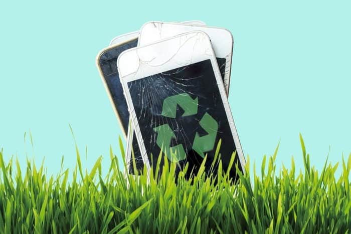 smartphones com símbolo de reciclagem