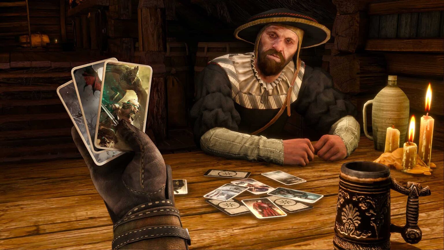 Personagem em primeira pessoa segura cartas de Gwent em uma taverna medieval, enfrentando um homem barbudo sentado à mesa com velas e uma caneca de cerveja