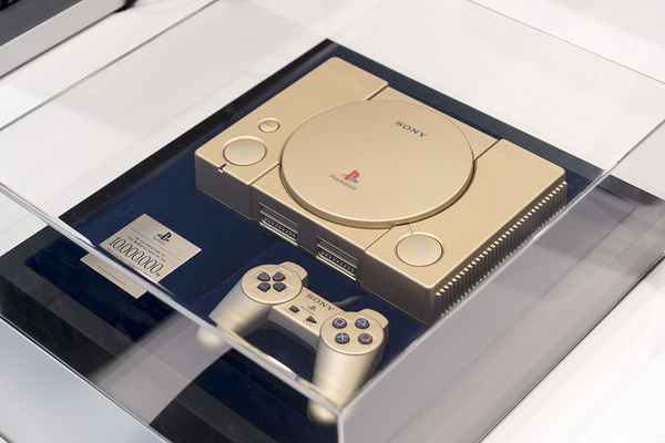 Um toque de elegância: a história do exclusivo PS1 dourado produzido pela Sony em 1996