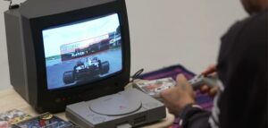 Veja Lewis Hamilton jogando PS1: Driver, F1 2000 e Gran Turismo