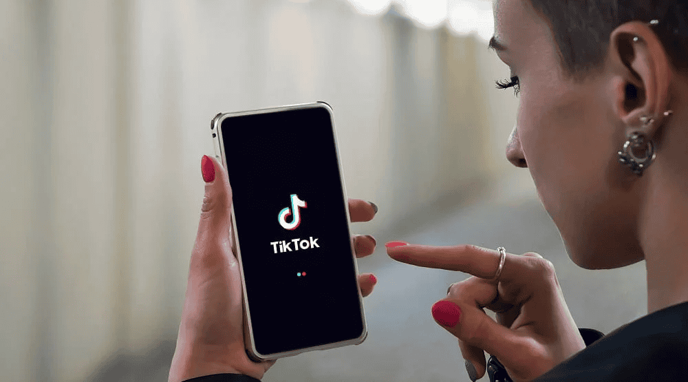 Ancine defende que YouTube e TikTok devem pagar imposto para a Condecine 2 Pessoa assistindo TikTok