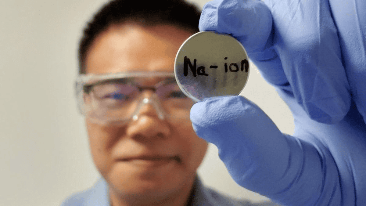 Baterias de sódio recarregam em segundos e guardam mais energia do que baterias de lítio 2 Cientista com bateria de sódio